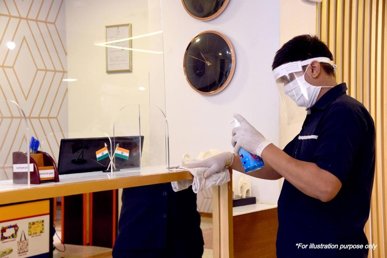 Vaccinated Staff- Oyo Flagship 60526 Five Star Grand Shamshabad Buitenkant foto