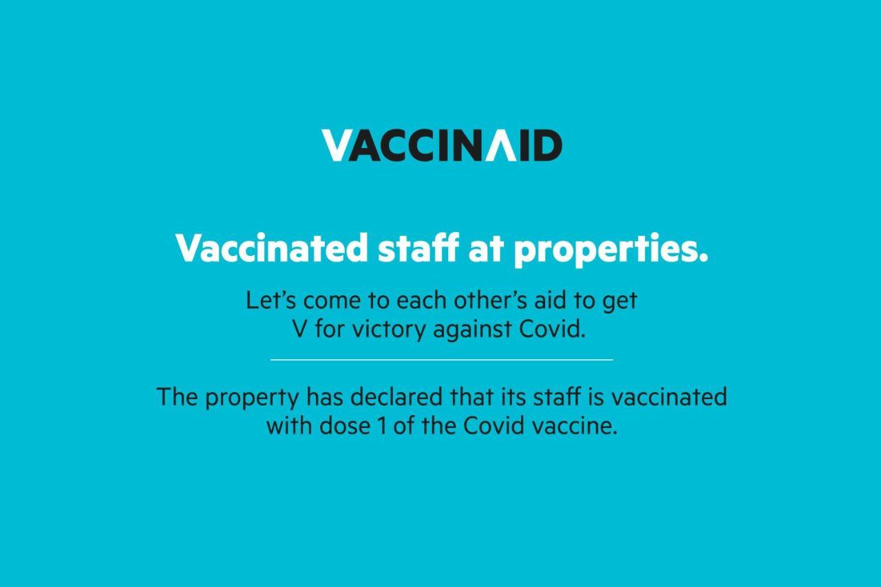 Vaccinated Staff- Oyo Flagship 60526 Five Star Grand Shamshabad Buitenkant foto